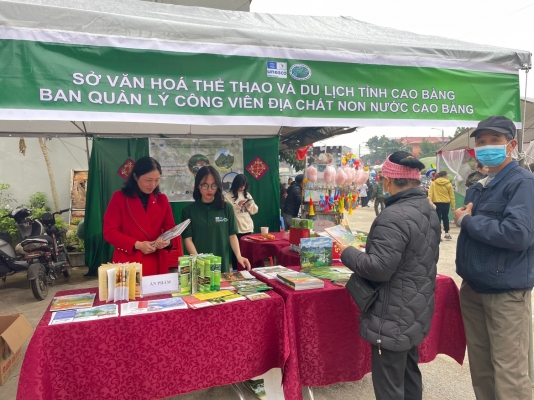 Communicating about Non nuoc Cao Bang Geopark at Thach An Spring Festival