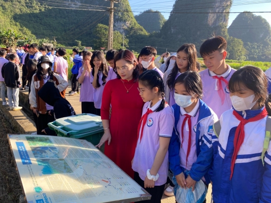 Tổ chức sinh hoạt câu lạc bộ "Cùng em khám phá Công viên địa chất" trường THCS Hoà Chung (thành phố)