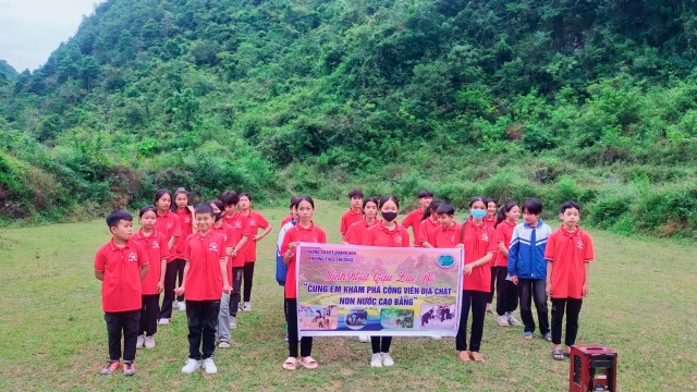 Câu lạc bộ "Cùng em khám phá Công viên địa chất" Trường THCS Chí Thảo tổ chức sinh hoạt ngoại khoá
