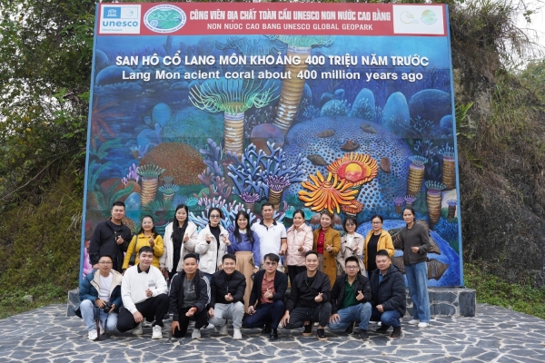 Field trip of individuals and agents working in communications, tour agents, tour guides and Non nuoc Cao Bang Geopark partners