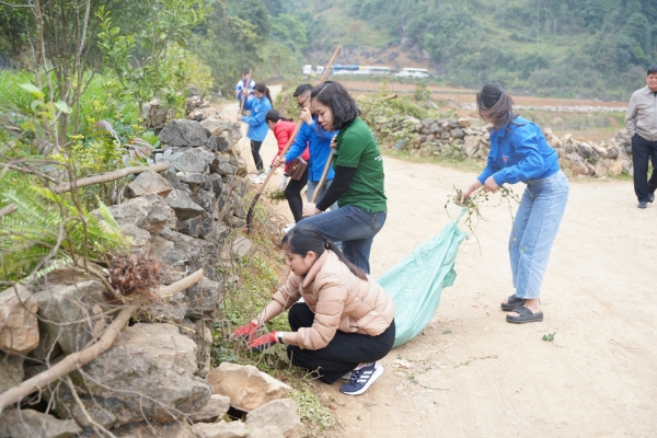Ban quản lý CVĐC Non nước Cao Bằng triển khai hoạt động tạo cảnh quan, vệ sinh môi trường