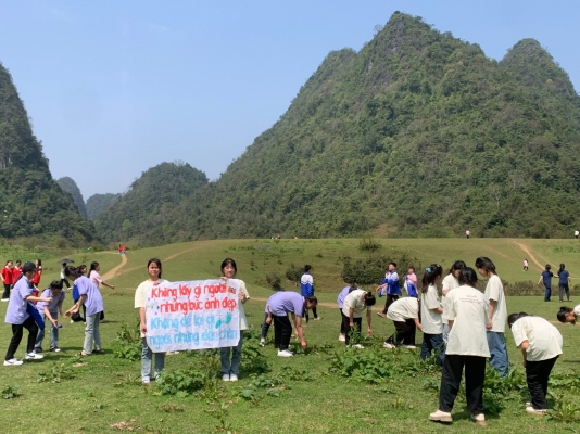 Câu lạc bộ “Cùng em khám phá CVĐC” Trường PTDTNT THCS Quảng Uyên bảo vệ môi trường từ những hành động nhỏ