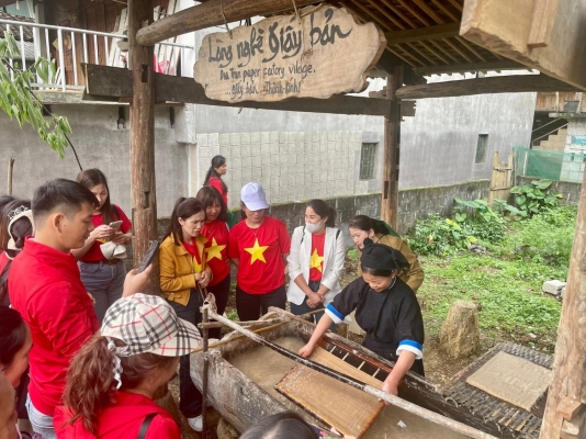 Giáo viên phụ trách Câu lạc bộ “Cùng em khám phá CVĐC” khảo sát thực địa tại các điểm di sản