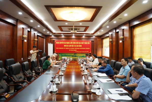 Global Geopark Network expert team working with Cao Bang province