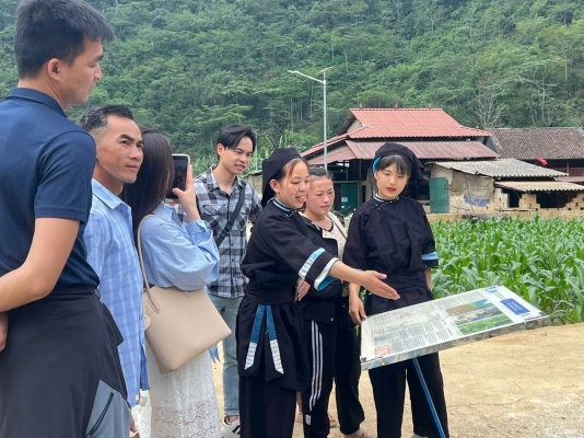 Management Board of Non nuoc Cao Bang Geopark conducts on-site interpretation skill practice for its partners and local people