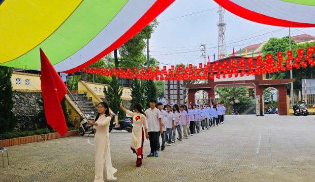 Trường THPT Thạch An đón học sinh đầu cấp bằng song ngữ Việt – Tày trong lễ khai giảng năm học 2025 -2026