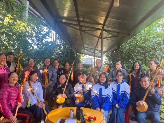 Các thành viên Câu lạc bộ học hát tính và giao lưu với hội bảo tồn dân ca tỉnh Cao Bằng