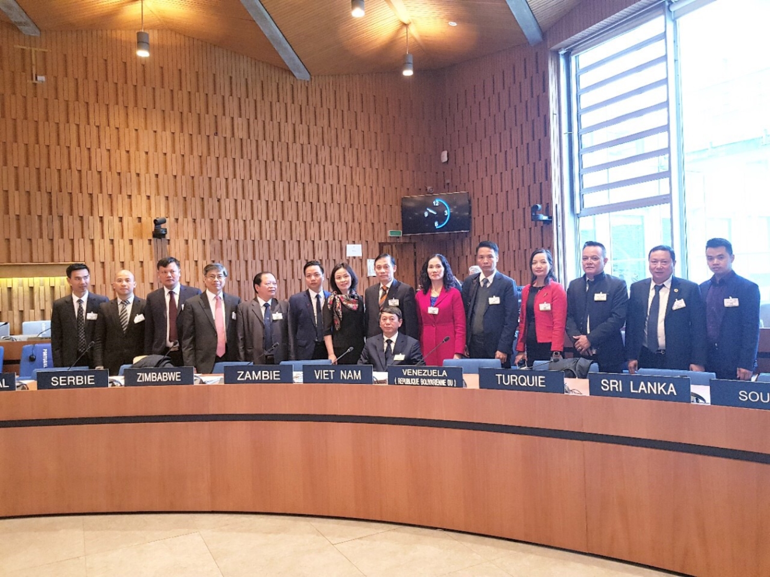 The delegation of Cao Bang province took a photo with the Deputy Minister of Ministry of Foreign affairs of Viet Nam.