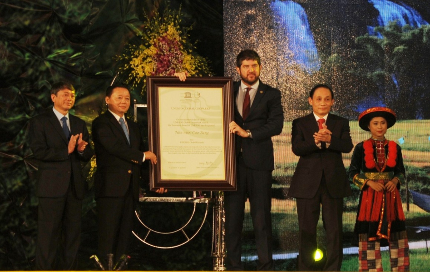 Lễ đón nhận danh hiệu CVĐC Toàn cầu UNESCO Non nước Cao Bằng