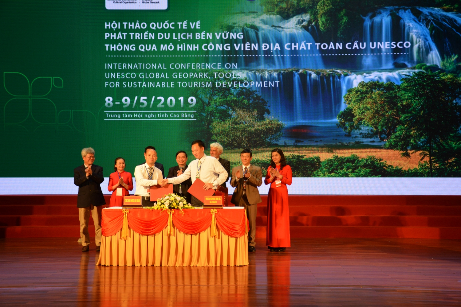 Mr. Trieu Dinh Le witnessed the cooperation signing ceremony between Non nuoc Cao Bang (Cao Bang) and Dong Van Karst plateau UGGps (Ha Giang).