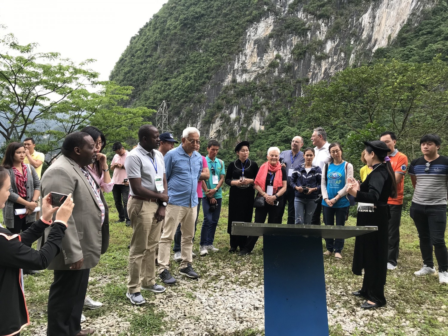 Đoàn chuyên gia Mạng lưới CVĐC toàn cầu UNESCO khảo sát thực địa các điểm di sản trong tuyến phía Đông của CVĐC Non nước Cao Bằng.