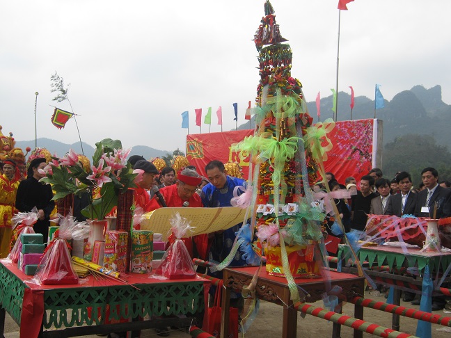 Red color belief in the traditional lunar new year in Non nuoc Cao Bang UGGp