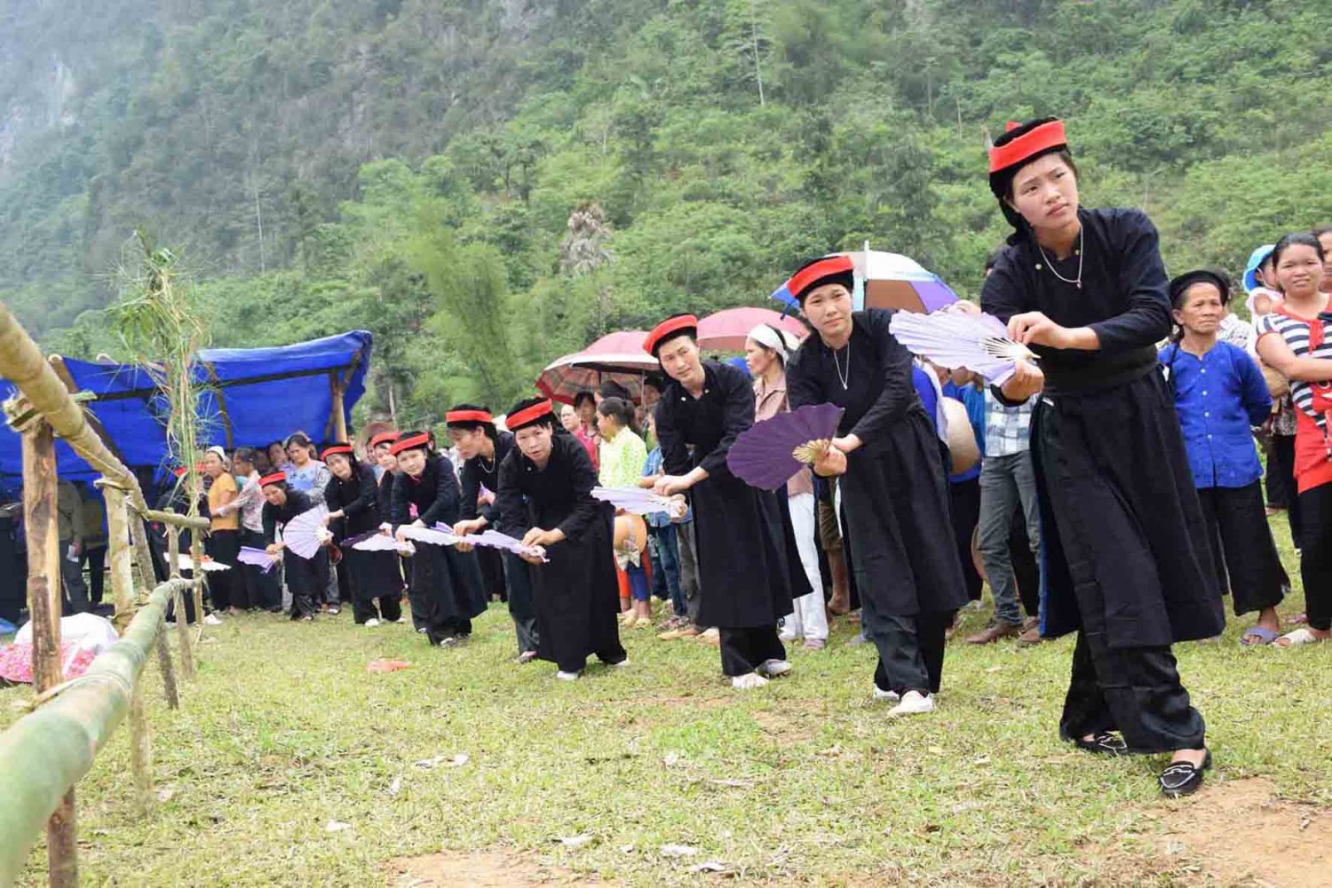 Điệu múa quét trong lễ hội cầu mùa thôn Chu Lăng, xã Kim Đồng, huyện Thạch An. Ảnh: Chu Đức Hòa