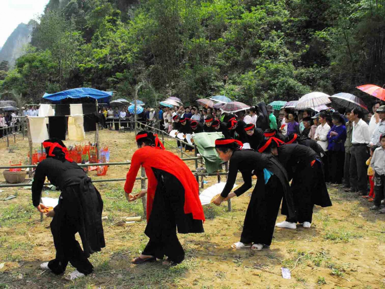 Điệu Múa Sluông trong lễ hội cầu mùa thôn Chu Lăng, xã Kim Đồng, huyện Thạch An. Ảnh: Chu Đức Hòa