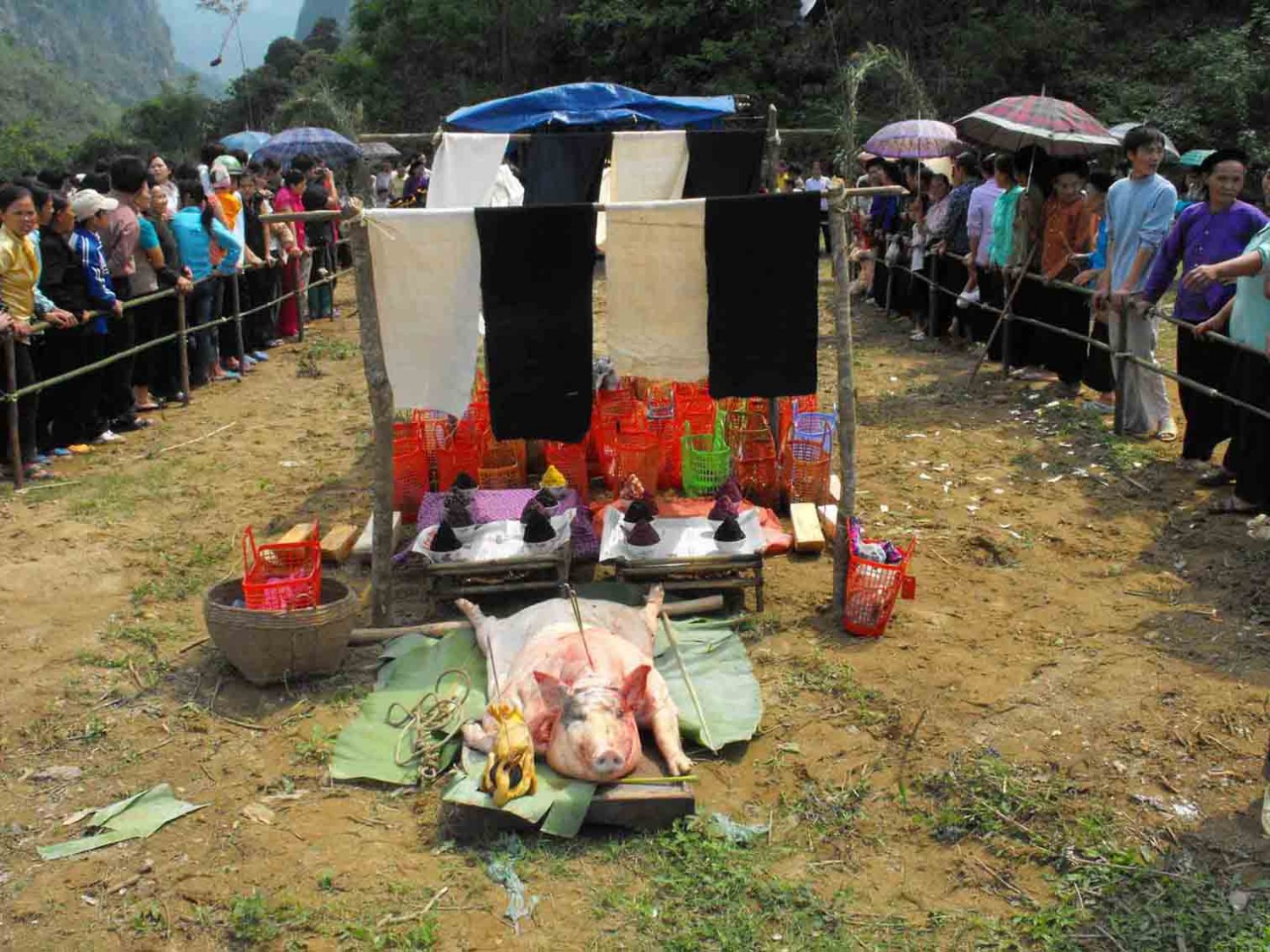Lễ vật dâng Mẹ Trăng trong lễ hội Nàng Hai thôn Chu Lăng xã Kim Đồng, huyện Thạch An. Ảnh: Chu Đức Hòa