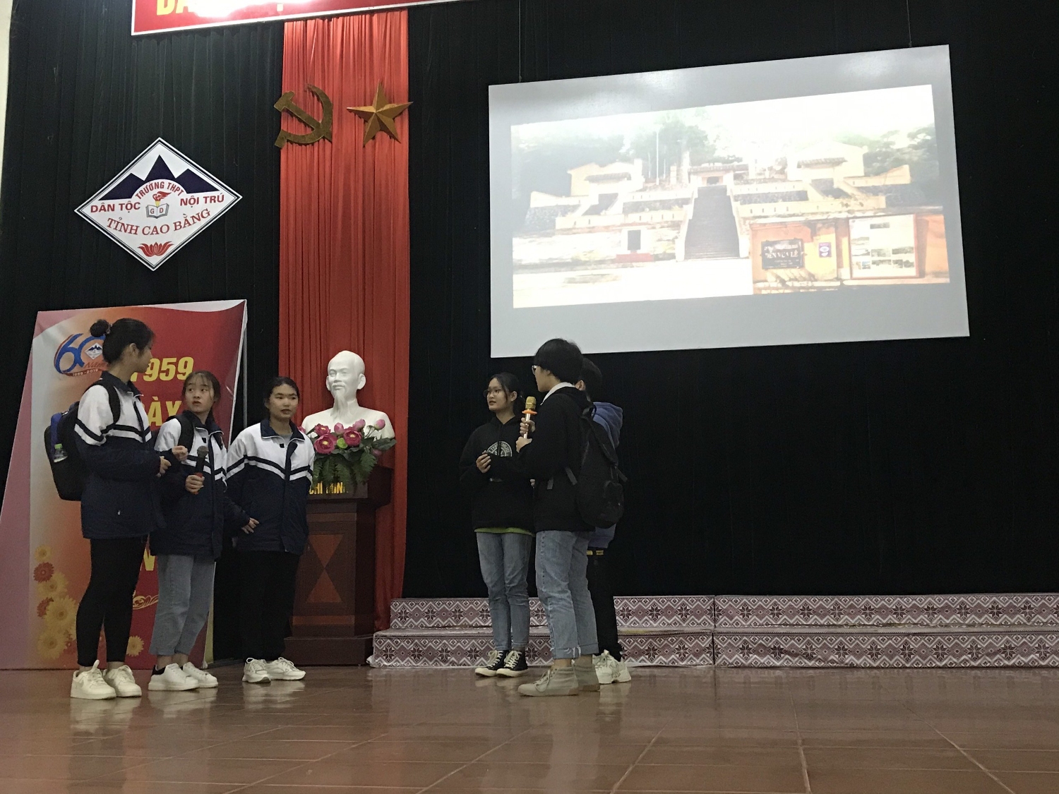 Extracurricular activities organized to promote Non nuoc Cao Bang Unesco Global Geopark in high schools in Cao Bang city