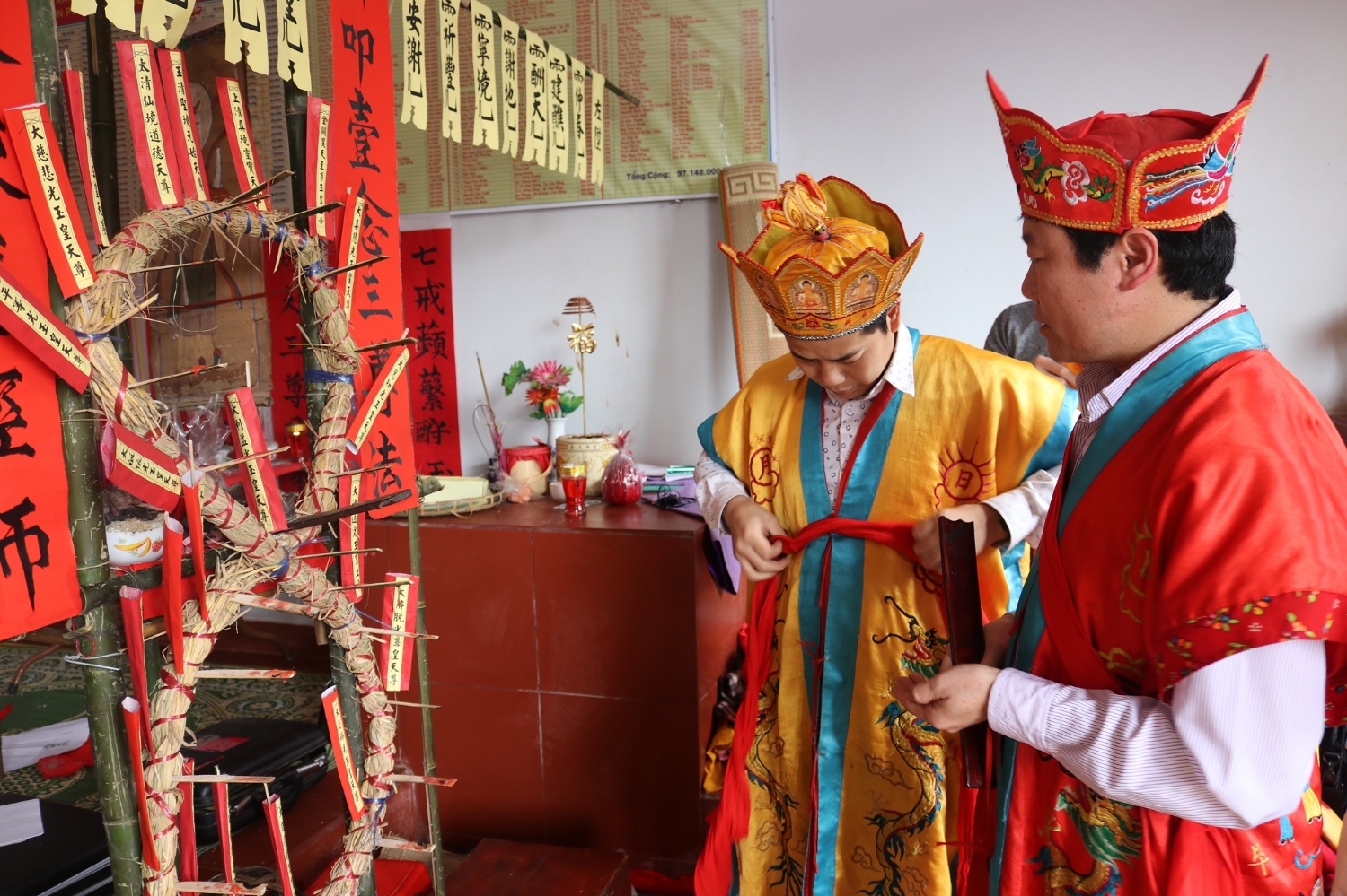 Trải nghiệm văn hoá bản địa qua lễ hội miếu Long Vương với nghi thức thả đèn hoa đăng trên sông Bắc Vọng