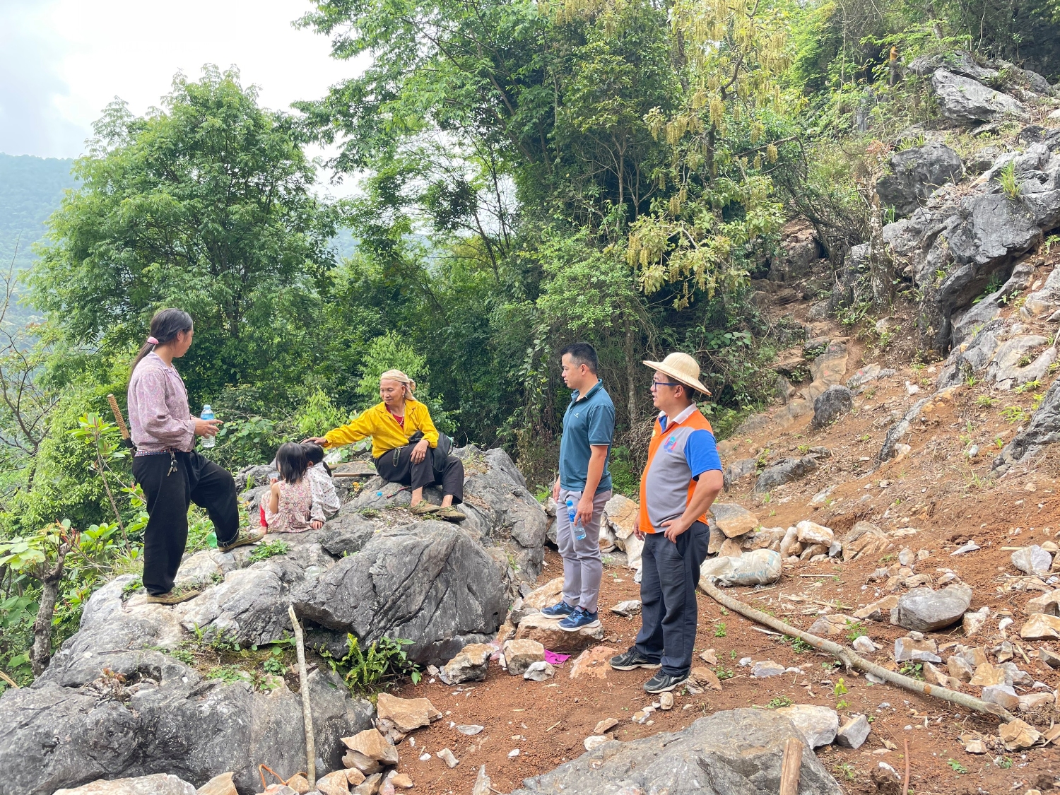 4trao doi voi nguoi dan ve viec tao sinh ke tai xa xuan truong