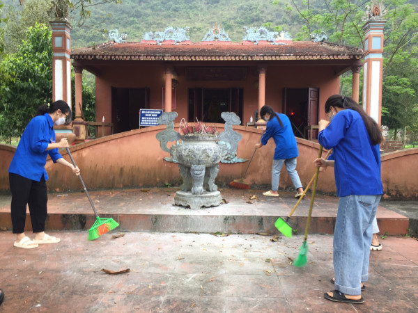 Học sinh trường Đàm Quang Trung tham gia quét dọn tại Đền thờ Nùng Chí Cao, xã Sóc Hà
