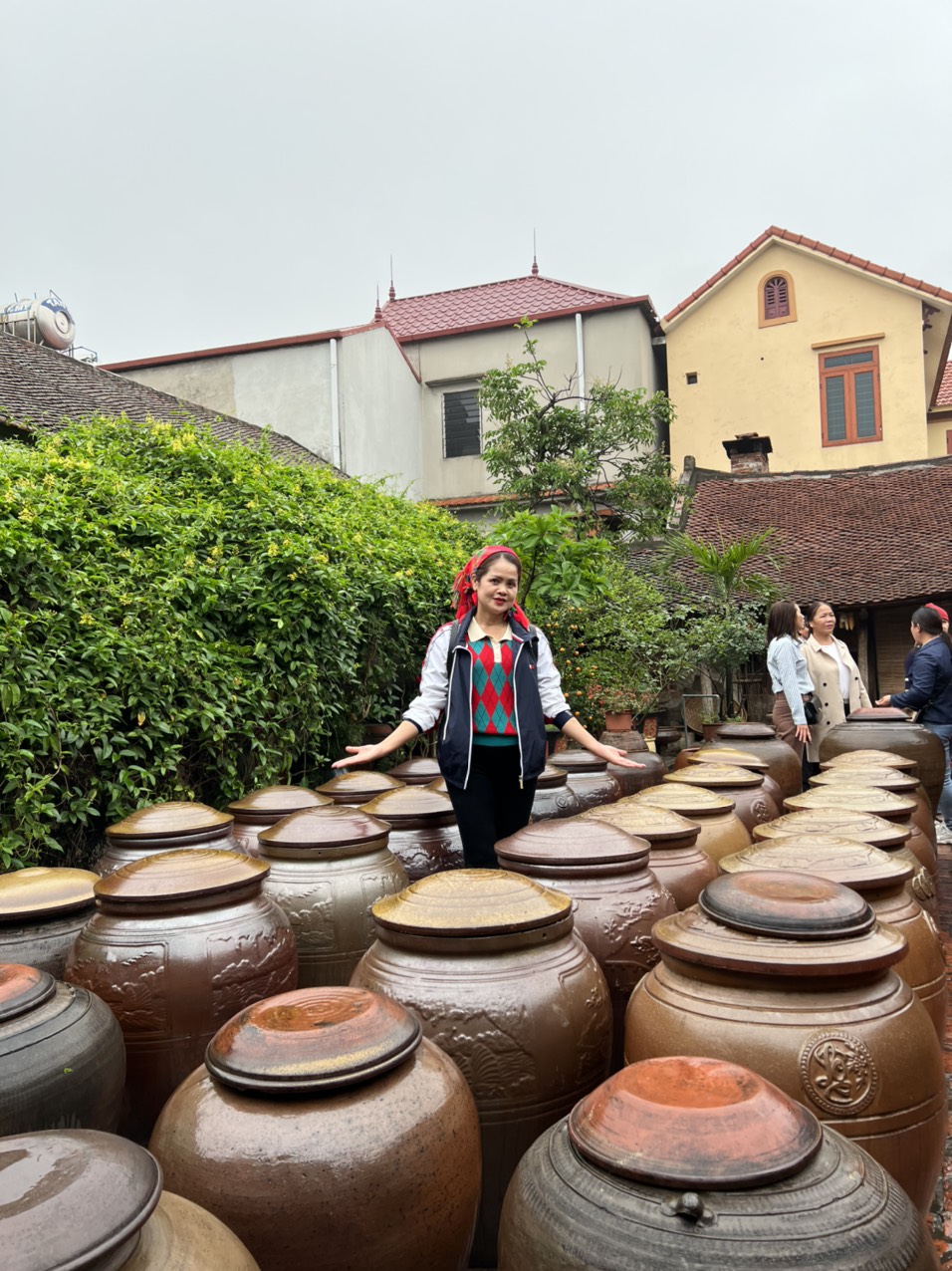 Tham quan gia đình sản xuất tương truyền thống tại làng cổ Đường Lâm, xã Sơn Tây, Hà Nội