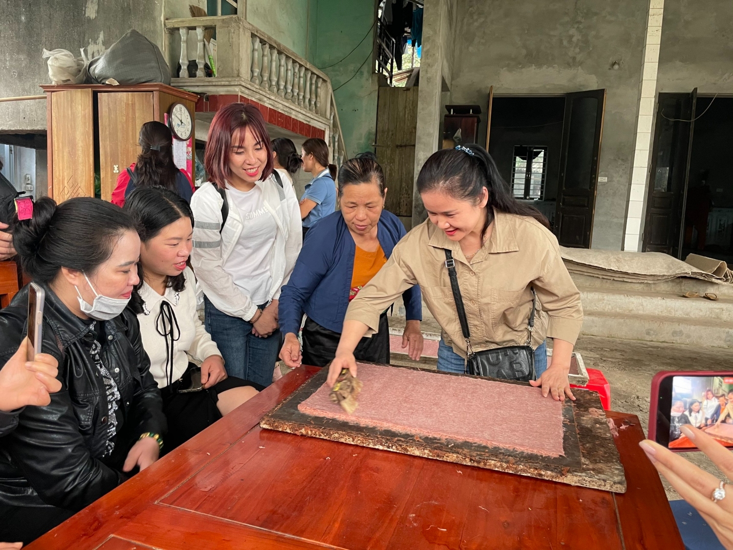 Thành viên đối tác CVĐC trải nghiệm cách làm giấy Dó Lương Sơn