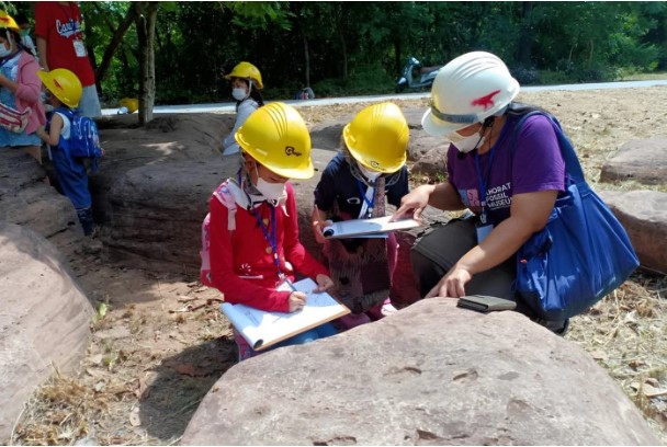 20 Học sinh tìm hoá thạch trong một hoạt động giáo dục trong vùng CVĐC Khorat, Thái Lan