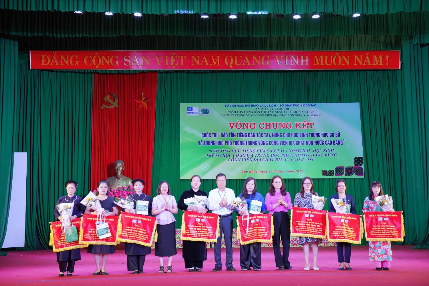 trao cờ