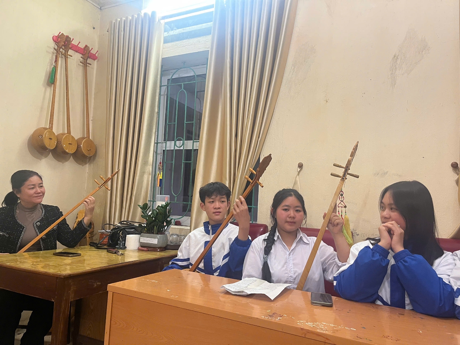 Các thành viên trong câu lạc bộ học hát tính cùng cô giáo Đinh Thị Niêm