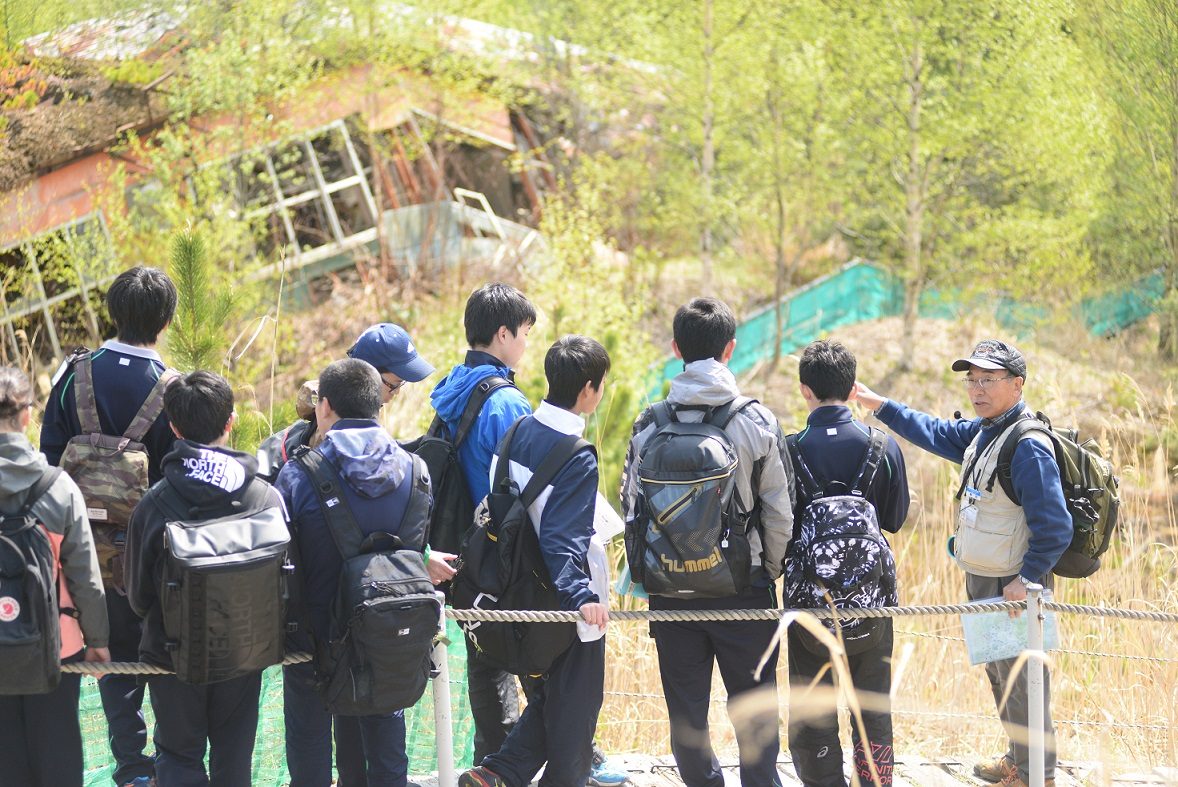 Học sinh học tập thực địa trong một hoạt động giáo dục về giảm thủi rủi ro thiên tai Volcano Meister tại CVĐC toàn cầu UNESCO Tōya Usu (Nhật Bản)