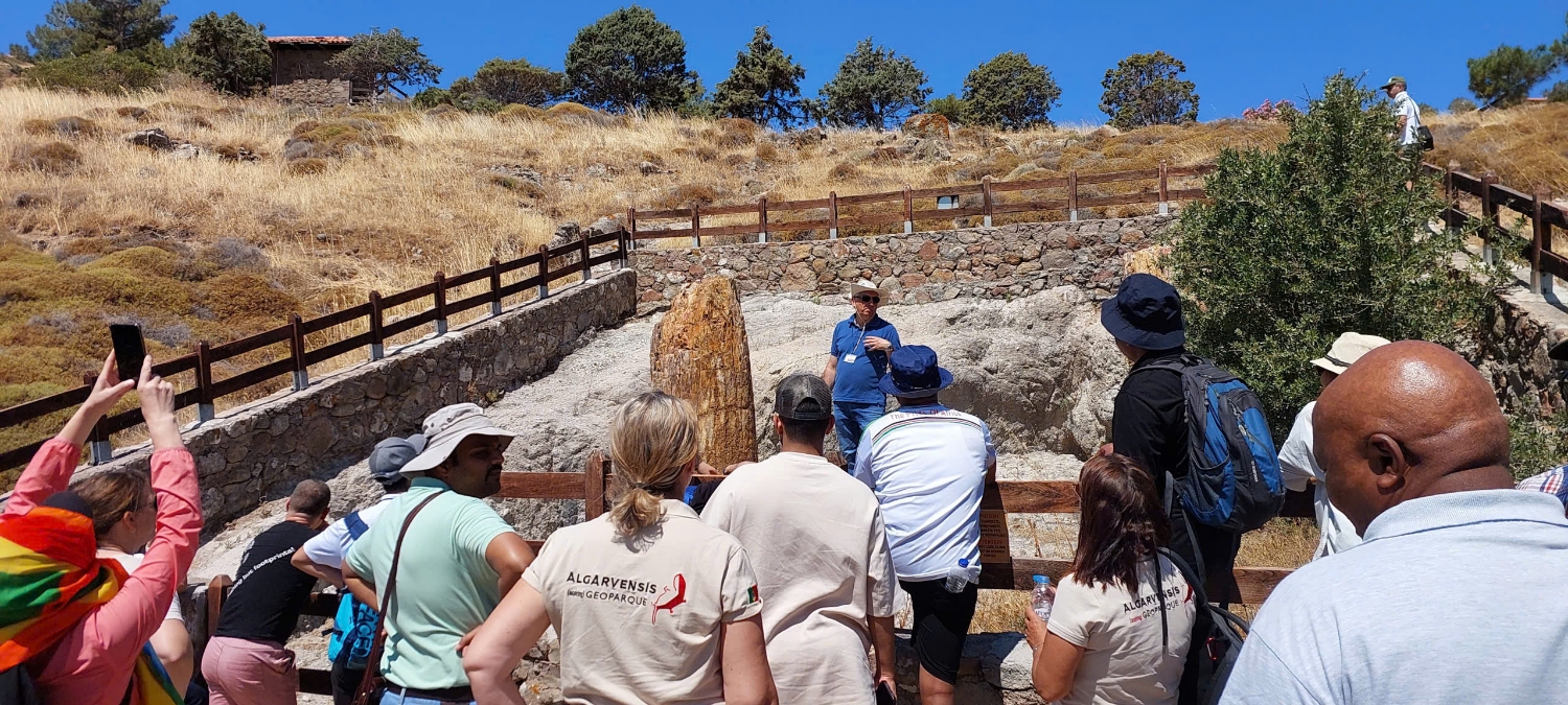 Học viên khảo sát thực địa công tác bảo tồn hóa thạch trong vùng CVĐC toàn cầu UNESCO đảo Lesvos, Hy Lạp trong khuôn khổ Khóa tập huấn thường niên về CVĐC toàn cầu UNESCO