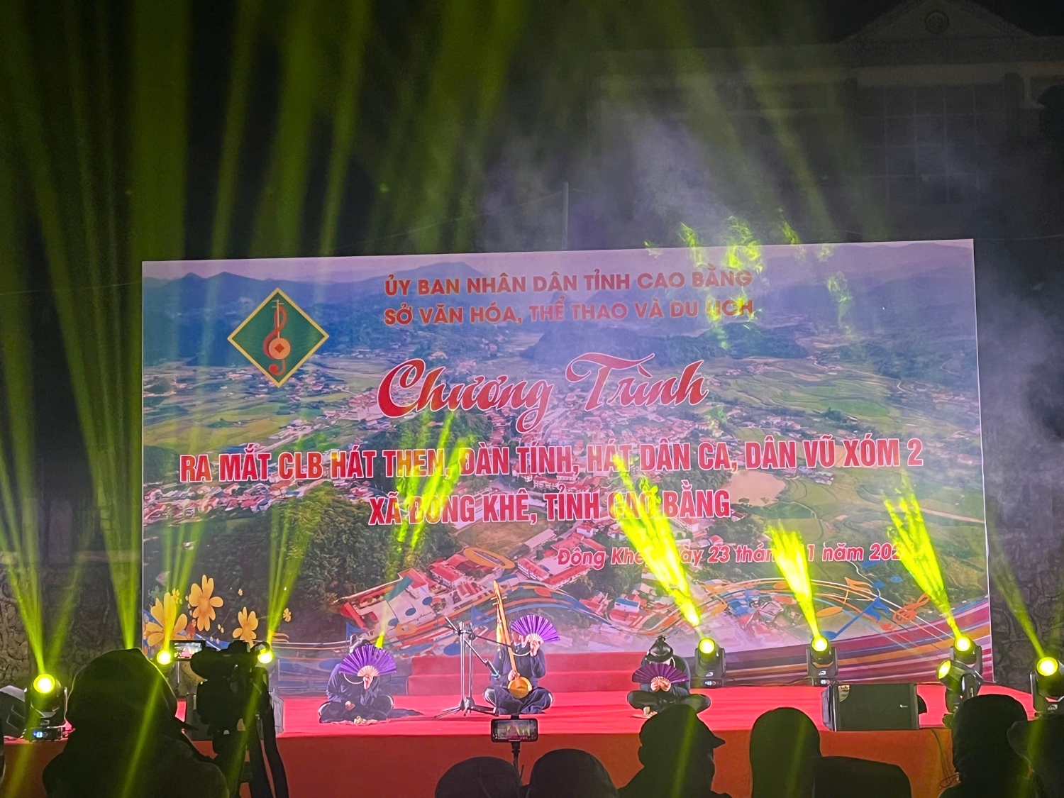 Tiết mục hát then “Thầy khoăn”